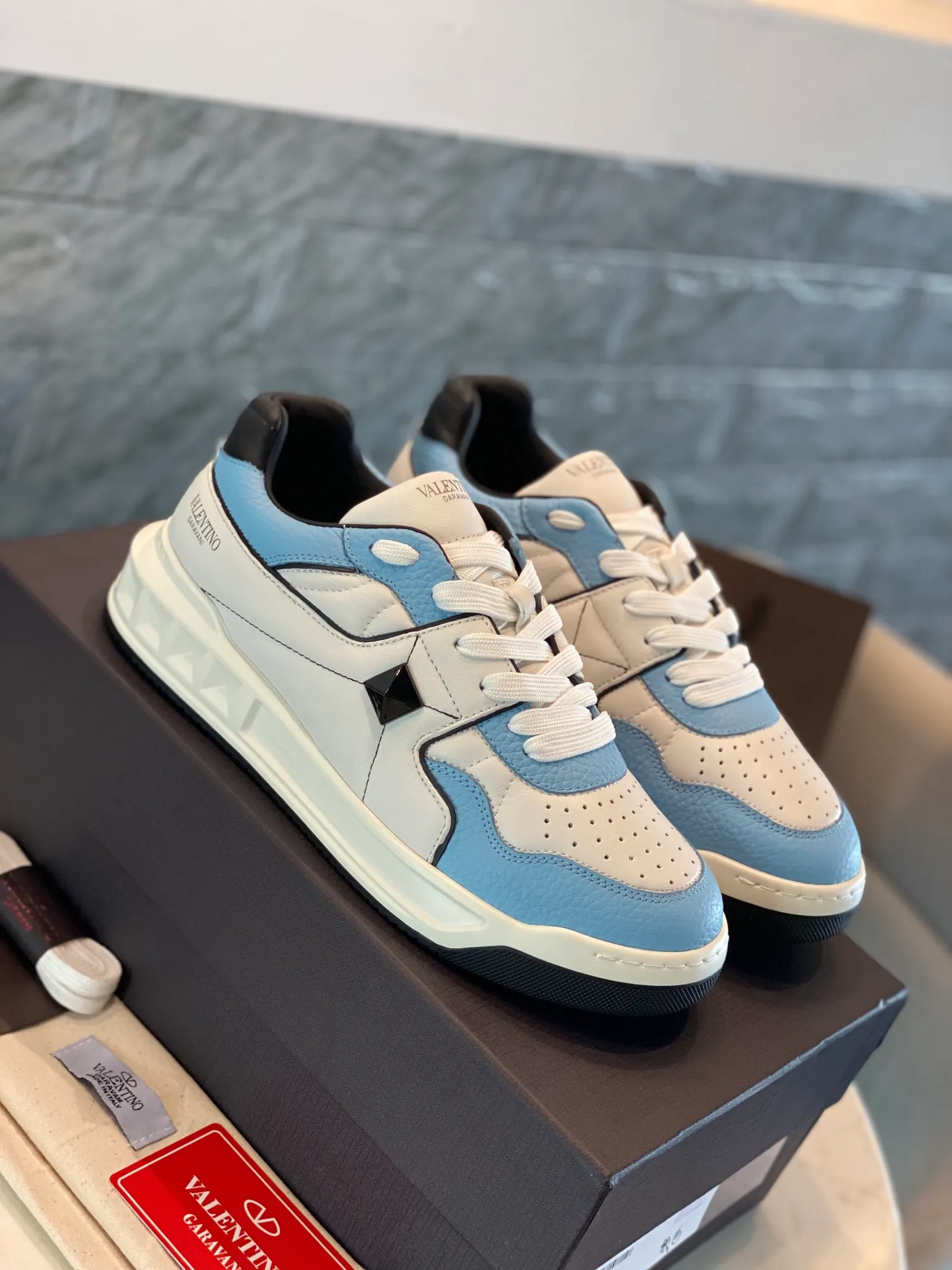 👟👟Ex-factory price 780👟👟 Valentino ONE STUD calfskin lace-up sneakers. Soft suede low-top sneakers, classic and versatile, couple's sneakers, special goods, worth buying! A pair of simple shoes with unique details will save you from the difficulty of dressing. OneStud sneakers, with quilted plaid and oversized rivets, create an eye-catching punk style and get rid of the heavy feeling of this season's clothing. U👟👟Ex-factory price raise calfskin derby shoes, with exquisite leather construction and simple silhouette, smooth lines set the tone of coolness, they are a versatile item in the wardrobe. There are more Valentino boutique shoes waiting for you to unlock! It’s time to get the shoes you’ve been coveting for a long time! Officially on sale 7,+++ - Seven straps, decorated with metallic rubber effect. Decoration on the back and tongue. Size 35-44.